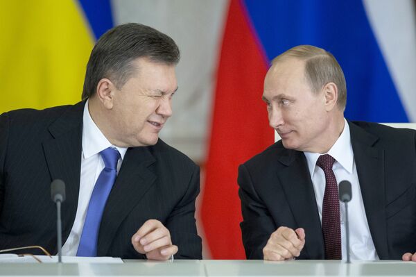 Президент России Владимир Путин (справа) и президент Украины Виктор Янукович во время церемонии подписания совместных документов Президент России Владимир Путин (справа) и президент Украины Виктор Янукович во время церемонии подписания совместных документов