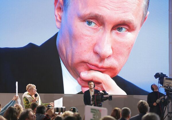 Журналист Мария Соловьенко (слева) задает вопрос президенту России Владимиру Путину на большой ежегодной пресс-конференции Журналист Мария Соловьенко (слева) задает вопрос президенту России Владимиру Путину на большой ежегодной пресс-конференции