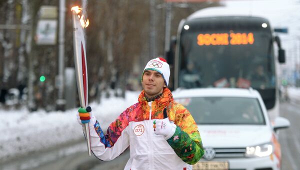 Факелоносец Сергей Киркач во время эстафеты Олимпийского огня в Тольятти. Фото с места события Факелоносец Сергей Киркач во время эстафеты Олимпийского огня в Тольятти. Фото с места события