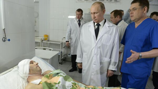 Президент России Владимир Путин во время посещения одной из больниц, куда помещены пострадавшие от терактов в Волгограде Президент России Владимир Путин во время посещения одной из больниц, куда помещены пострадавшие от терактов в Волгограде