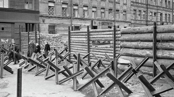 Противотанковые ежи, надолбы и баррикады в Ленинграде Противотанковые ежи, надолбы и баррикады в Ленинграде