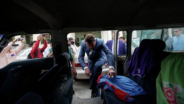 Русский олигарх Сергей Полонский покидает апелляционный суд после слушания, 9 января 2014, Пномпень Русский олигарх Сергей Полонский покидает апелляционный суд после слушания, 9 января 2014, Пномпень