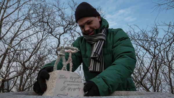 Проволочные скульптуры известных горожан установили во Владивостоке. Фото с места события Проволочные скульптуры известных горожан установили во Владивостоке. Фото с места события