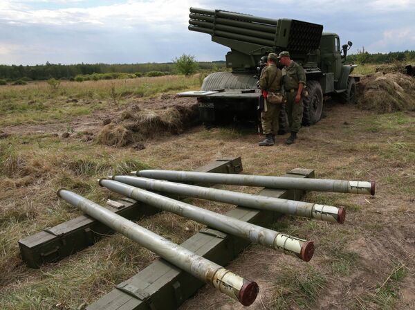 Солдаты на боевой позиции реактивной системы залпового огня БМ-21 Град Солдаты на боевой позиции реактивной системы залпового огня БМ-21 Град