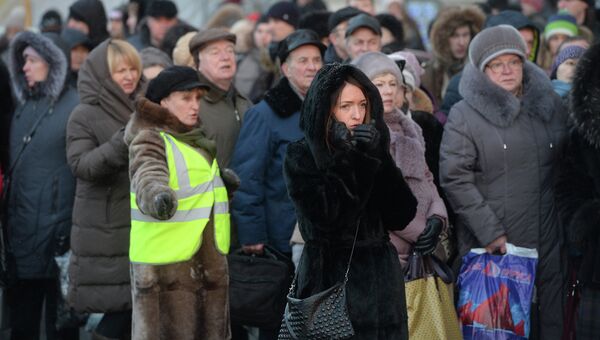 Пассажиры метро и сотрудники ГУП Мосгортранс у станции метро Автозаводская. Фото с места событий Пассажиры метро и сотрудники ГУП Мосгортранс у станции метро Автозаводская. Фото с места событий