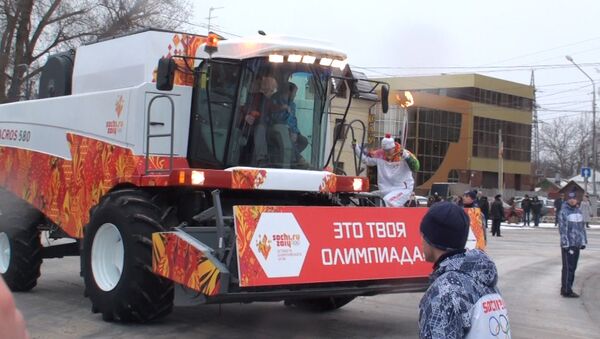Факел с олимпийским огнем провезли на комбайне в Ростове-на-Дону Факел с олимпийским огнем провезли на комбайне в Ростове-на-Дону