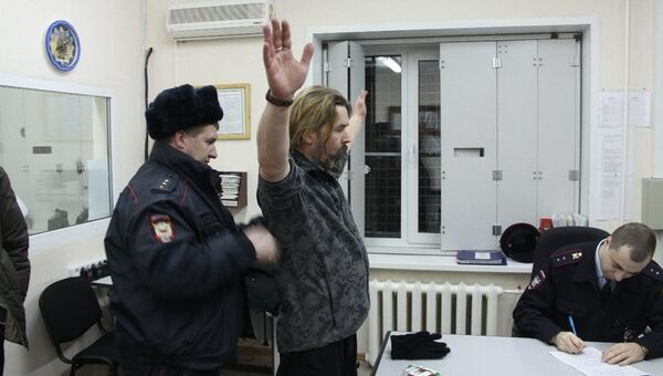 Музыкант Сергей Паук Троицкий в дежурной части линейного отдела полиции в новосибирском аэропорту Толмачево Музыкант Сергей Паук Троицкий в дежурной части линейного отдела полиции в новосибирском аэропорту Толмачево