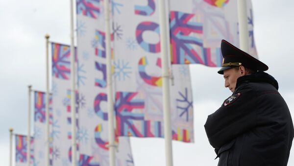 Сотрудник полиции дежурит на одной из улиц Сочи Сотрудник полиции дежурит на одной из улиц Сочи