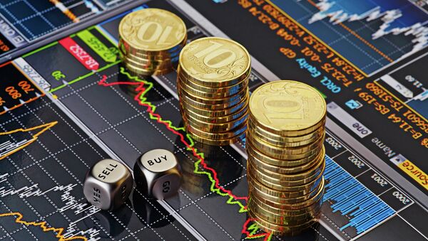 Стопки десятирублевых монет на экране с биржевыми графиками. Архивное фото Стопки десятирублевых монет на экране с биржевыми графиками. Архивное фото