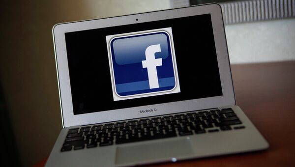 Компьютер с открытой страницей facebook. Архивное фото Компьютер с открытой страницей facebook. Архивное фото