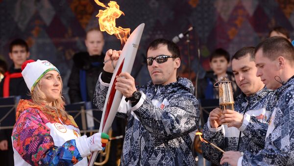 Российская теннисистка Елена Веснина во время эстафеты Олимпийского огня в Сочи Российская теннисистка Елена Веснина во время эстафеты Олимпийского огня в Сочи