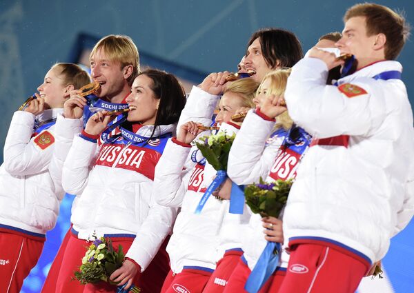 Сборная команда России, завоевавшая золотые медали в командных соревнованиях по фигурному катанию Сборная команда России, завоевавшая золотые медали в командных соревнованиях по фигурному катанию