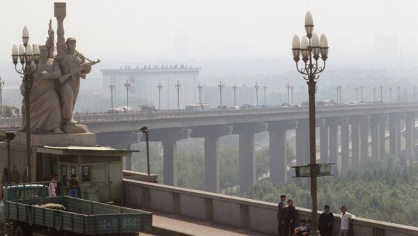 Мост Янцзы в Нанкине. Архивное фото Мост Янцзы в Нанкине. Архивное фото
