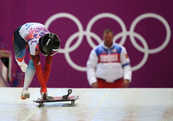 Елена Никитина (Россия) на трассе во втором заезде на соревнованиях по скелетону Елена Никитина (Россия) на трассе во втором заезде на соревнованиях по скелетону