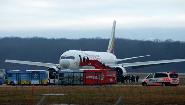 Лайнер Boeing 767-300 авиакомпании Ethiopian Airlines в аэропорту Женевы Лайнер Boeing 767-300 авиакомпании Ethiopian Airlines в аэропорту Женевы