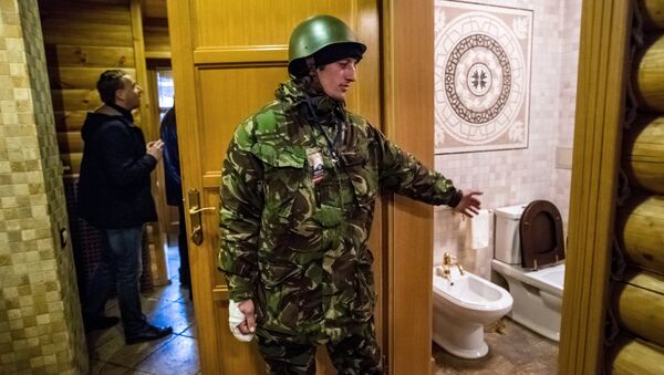 Сторонники оппозиции во внутренних помещениях оставленной резиденции президента Украины Виктора Януковича Межигорье. Архивное фото Сторонники оппозиции во внутренних помещениях оставленной резиденции президента Украины Виктора Януковича Межигорье. Архивное фото