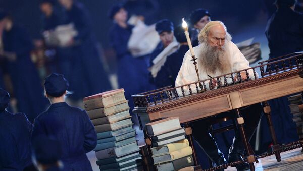 Артисты во время театрализованного представления на церемонии закрытия XXII зимних Олимпийских игр в Сочи Артисты во время театрализованного представления на церемонии закрытия XXII зимних Олимпийских игр в Сочи