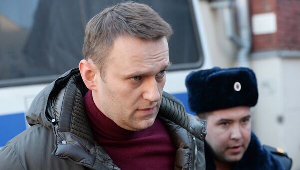 Политик Алексей Навальный перед заседанием Тверского суда Москвы. Архивное фото Политик Алексей Навальный перед заседанием Тверского суда Москвы. Архивное фото