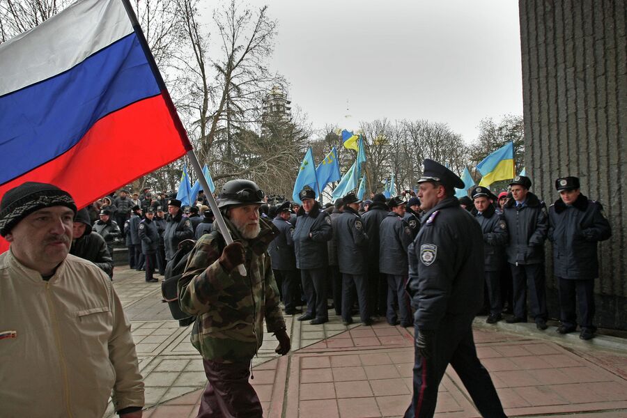 Митинг у здания Верховного совета Крыма Митинг у здания Верховного совета Крыма