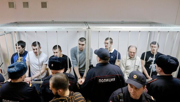 Обвиняемые по делу о беспорядках на Болотной площади 6 мая 2012 года в зале заседаний Замоскворецкого суда Москвы во время оглашения приговора. Обвиняемые по делу о беспорядках на Болотной площади 6 мая 2012 года в зале заседаний Замоскворецкого суда Москвы во время оглашения приговора.