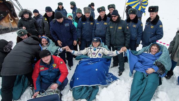 Космонавты корабля Союз ТМА-10М после посадки в казахстанской степи Космонавты корабля Союз ТМА-10М после посадки в казахстанской степи