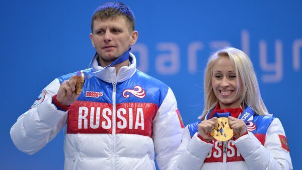 Ведущий Алексей Иванов и Михалина Лысова (Россия), завоевавшие золотые медали в спринтерской гонке в классе B 1-3 (слабовидящие) среди женщин в соревнованиях по лыжным гонкам Ведущий Алексей Иванов и Михалина Лысова (Россия), завоевавшие золотые медали в спринтерской гонке в классе B 1-3 (слабовидящие) среди женщин в соревнованиях по лыжным гонкам