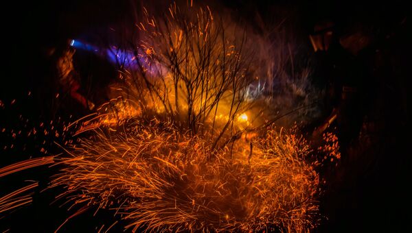 Тушение природных пожаров. Архивное фото Тушение природных пожаров. Архивное фото