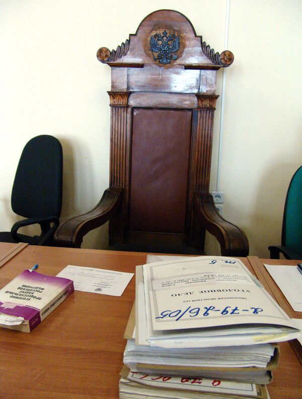Зал, суд, заседание, кресло судьи, документы Зал, суд, заседание, кресло судьи, документы