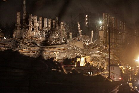 На месте обрушения строящегося здания в Москве На месте обрушения строящегося здания в Москве