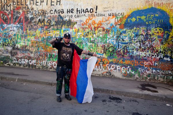 Поклонник музыканта возле стены Цоя на Арбате Поклонник музыканта возле стены Цоя на Арбате