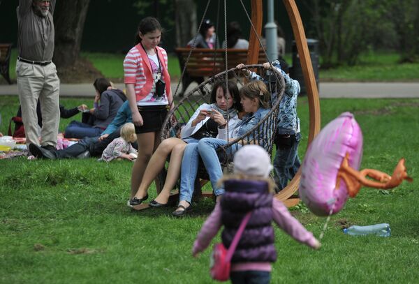 Отдых горожан в Парке Горького Отдых горожан в Парке Горького