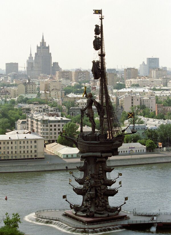 Памятник петру 1 в москве созданный по проекту скульптора зураба огэ