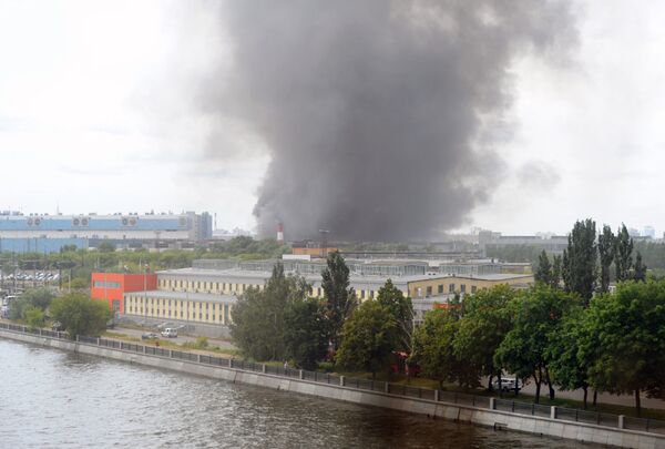 Пожар на складе с шинами на территории бывшего завода имени Лихачёва в Москве Пожар на складе с шинами на территории бывшего завода имени Лихачёва в Москве