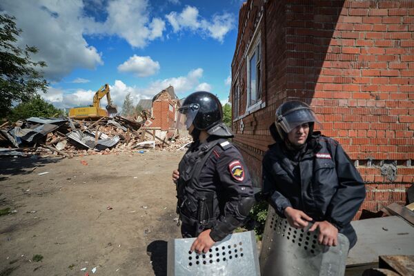 В Плеханово продолжается снос незаконных построек В Плеханово продолжается снос незаконных построек