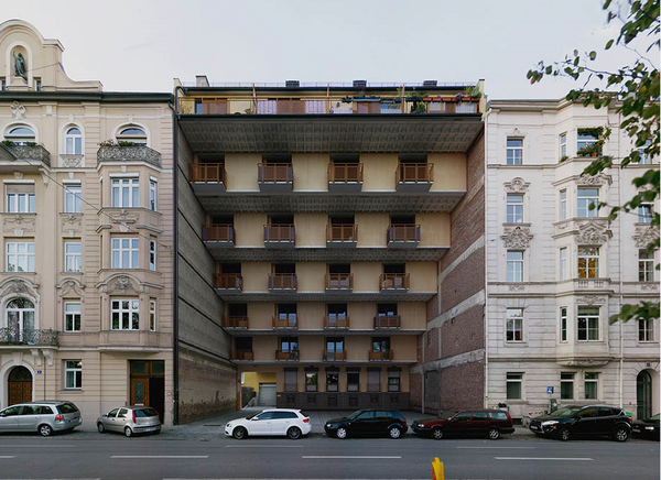 12 гадких утят, Мюнхен, 2012 год. Простое здание стоит рядом с дорогими домами в стиле необарокко. За цифрой 12 скрывается число квартир в доме. 12 гадких утят, Мюнхен, 2012 год. Простое здание стоит рядом с дорогими домами в стиле необарокко. За цифрой 12 скрывается число квартир в доме.