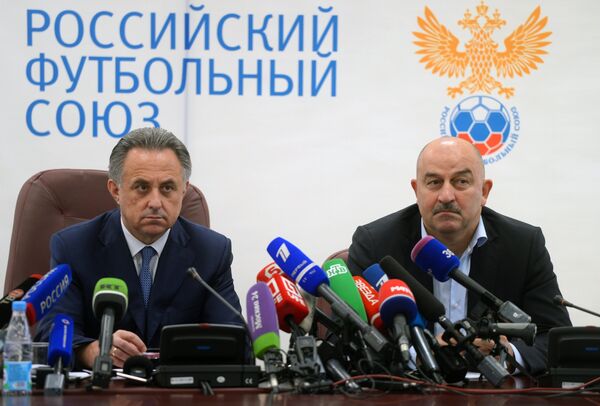 Министр спорта РФ, президент РФС Виталий Мутко (слева) и футбольный тренер Станислав Черчесов Министр спорта РФ, президент РФС Виталий Мутко (слева) и футбольный тренер Станислав Черчесов