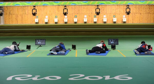 Спортсмены во время соревнований по стрельбе из винтовки с дистанции 50 метров в положении лежа на Олимпийских играх в Рио-де-Жанейро Спортсмены во время соревнований по стрельбе из винтовки с дистанции 50 метров в положении лежа на Олимпийских играх в Рио-де-Жанейро