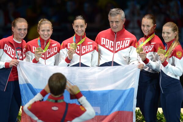 Саблистки сборной России после победы в финале Олимпийских игр в Рио Саблистки сборной России после победы в финале Олимпийских игр в Рио