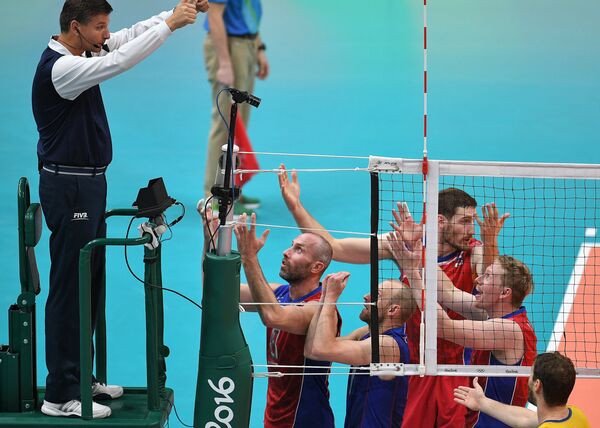 Игроки сборной России спорят с судьей Игроки сборной России спорят с судьей