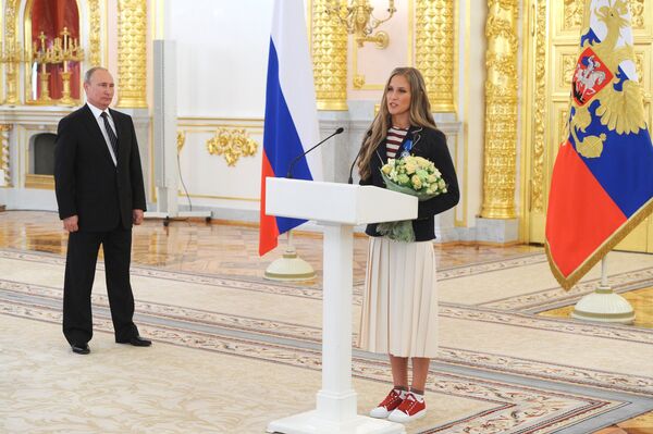 Президент РФ Владимир Путин и олимпийская чемпионка по синхронному плаванию Алла Шишкина Президент РФ Владимир Путин и олимпийская чемпионка по синхронному плаванию Алла Шишкина