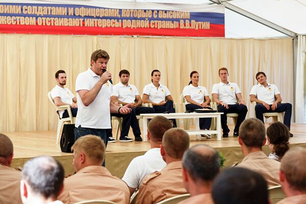 Спортивный комментатор Дмитрий Губерниев (слева) и российские спортсмены-олимпийцы Спортивный комментатор Дмитрий Губерниев (слева) и российские спортсмены-олимпийцы