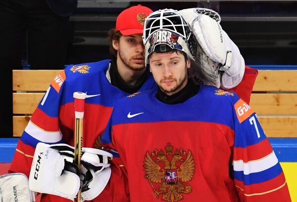 Вратари сборной России Илья Сорокин (слева) и Сергей Бобровский после поражения в матче 1/2 плей-офф чемпионата мира по хоккею между сборными командами Финляндии и России Вратари сборной России Илья Сорокин (слева) и Сергей Бобровский после поражения в матче 1/2 плей-офф чемпионата мира по хоккею между сборными командами Финляндии и России