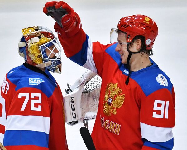 Вратарь сборной России Сергей Бобровский и нападающий сборной России Владимир Тарасенко (справа) Вратарь сборной России Сергей Бобровский и нападающий сборной России Владимир Тарасенко (справа)