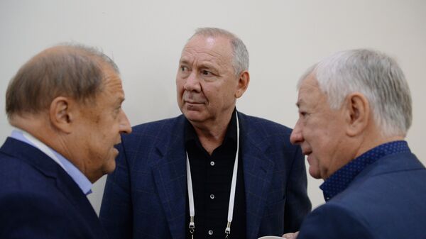 Заместитель председателя технического комитета Российского футбольного союза (РФС) Михаил Гершкович, тренеры Олег Романцев и Борис Игнатьев (слева направо) Заместитель председателя технического комитета Российского футбольного союза (РФС) Михаил Гершкович, тренеры Олег Романцев и Борис Игнатьев (слева направо)