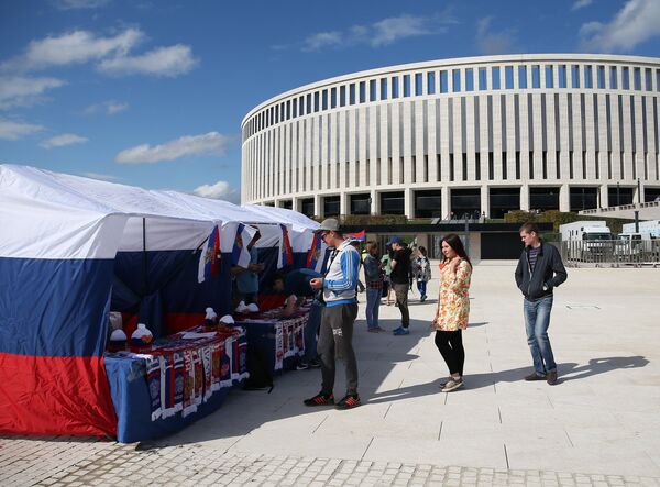 Болельщики возле стадиона ФК Краснодар Болельщики возле стадиона ФК Краснодар