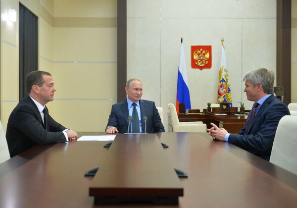 Владимир Путин, Дмитрий Медведев и Павел Колобков (слева направо) Владимир Путин, Дмитрий Медведев и Павел Колобков (слева направо)