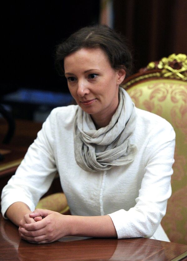 Глава исполкома пензенского ОНФ Анна Кузнецова, получившая назначение Уполномоченным при президенте по правам ребенка, во время встречи с президентом РФ Владимиром Путиным в Кремле. 9 сентября 2016 Глава исполкома пензенского ОНФ Анна Кузнецова, получившая назначение Уполномоченным при президенте по правам ребенка, во время встречи с президентом РФ Владимиром Путиным в Кремле. 9 сентября 2016