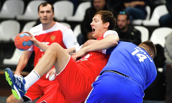 Игрок сборной России Дмитрий Житников (слева) Игрок сборной России Дмитрий Житников (слева)