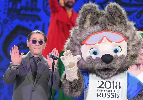 Певец Григорий Лепс и талисман чемпионата мира-2018 по футболу волк Забивака Певец Григорий Лепс и талисман чемпионата мира-2018 по футболу волк Забивака