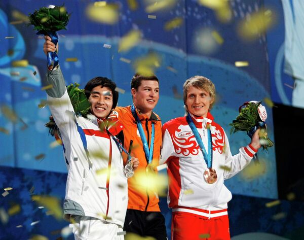 Призеры Олимпийских игр 2010 года Ли Сын Хун, Свен Крамер и Иван Скобрев(слева направо) Призеры Олимпийских игр 2010 года Ли Сын Хун, Свен Крамер и Иван Скобрев(слева направо)